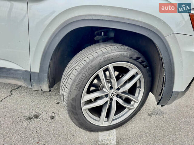 Белый Фольксваген Atlas, объемом двигателя 3.6 л и пробегом 142 тыс. км за 25000 $, фото 6 на Automoto.ua