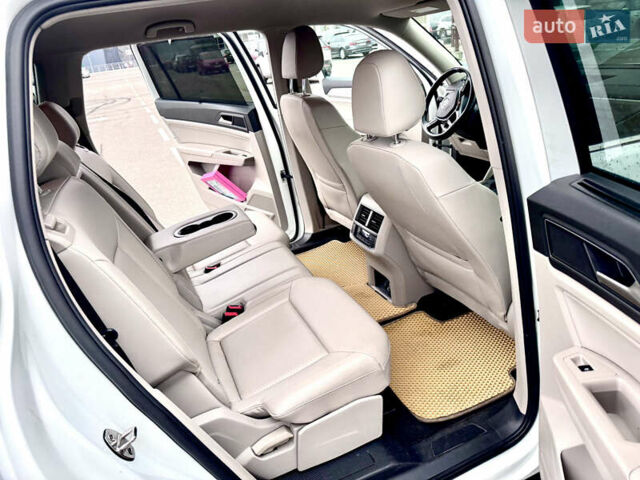 Белый Фольксваген Atlas, объемом двигателя 3.6 л и пробегом 142 тыс. км за 25000 $, фото 16 на Automoto.ua