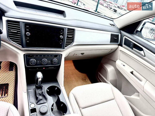 Белый Фольксваген Atlas, объемом двигателя 3.6 л и пробегом 142 тыс. км за 25000 $, фото 22 на Automoto.ua