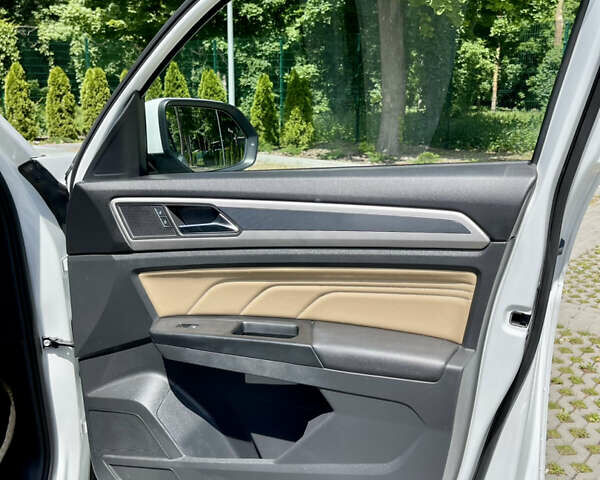 Белый Фольксваген Atlas, объемом двигателя 1.98 л и пробегом 68 тыс. км за 37000 $, фото 25 на Automoto.ua