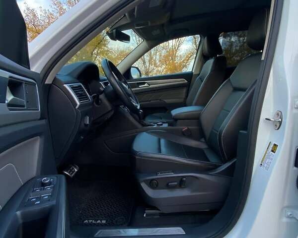 Белый Фольксваген Atlas, объемом двигателя 3.6 л и пробегом 105 тыс. км за 30999 $, фото 24 на Automoto.ua