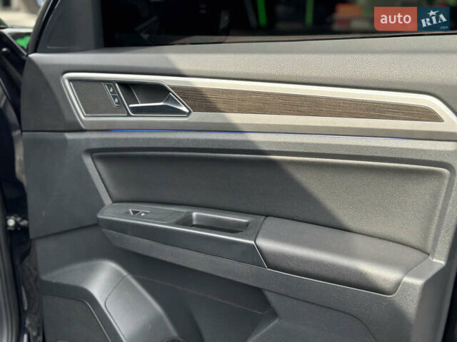 Черный Фольксваген Atlas, объемом двигателя 3.6 л и пробегом 179 тыс. км за 22000 $, фото 24 на Automoto.ua