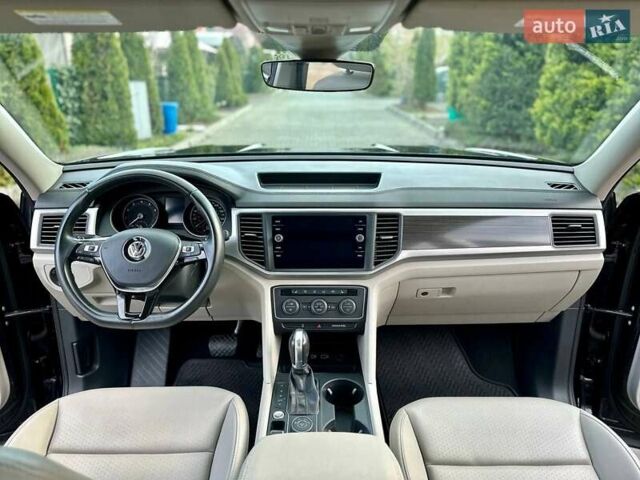 Черный Фольксваген Atlas, объемом двигателя 3.6 л и пробегом 52 тыс. км за 25500 $, фото 4 на Automoto.ua