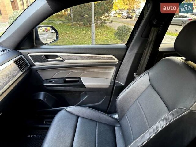 Черный Фольксваген Atlas, объемом двигателя 3.6 л и пробегом 69 тыс. км за 27500 $, фото 58 на Automoto.ua