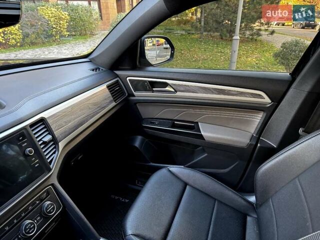 Черный Фольксваген Atlas, объемом двигателя 3.6 л и пробегом 69 тыс. км за 27500 $, фото 56 на Automoto.ua