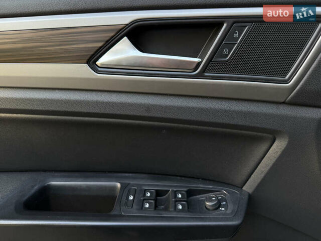 Черный Фольксваген Atlas, объемом двигателя 3.6 л и пробегом 128 тыс. км за 25000 $, фото 16 на Automoto.ua