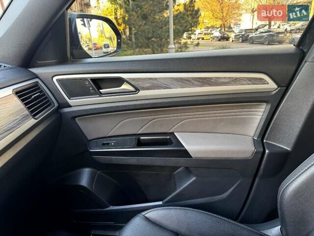 Черный Фольксваген Atlas, объемом двигателя 3.6 л и пробегом 69 тыс. км за 27500 $, фото 13 на Automoto.ua