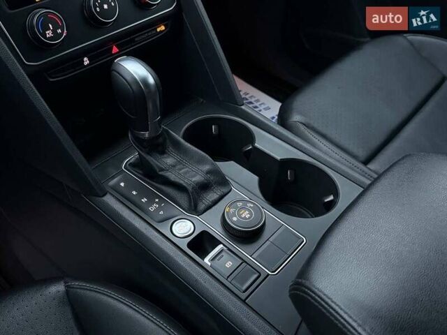 Красный Фольксваген Atlas, объемом двигателя 3.6 л и пробегом 98 тыс. км за 19500 $, фото 16 на Automoto.ua