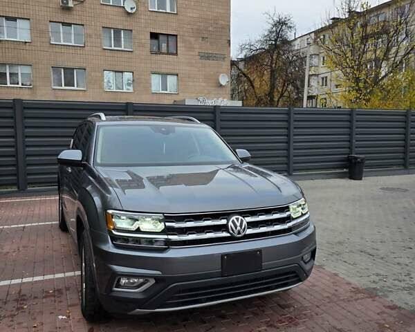 Серый Фольксваген Atlas, объемом двигателя 3.6 л и пробегом 132 тыс. км за 21000 $, фото 3 на Automoto.ua