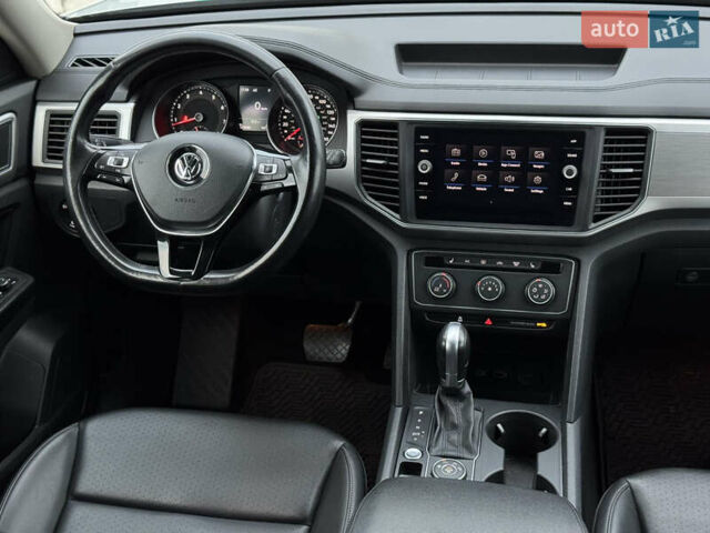 Серый Фольксваген Atlas, объемом двигателя 3.6 л и пробегом 129 тыс. км за 21900 $, фото 23 на Automoto.ua