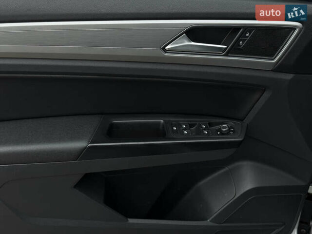 Серый Фольксваген Atlas, объемом двигателя 3.6 л и пробегом 129 тыс. км за 20350 $, фото 33 на Automoto.ua