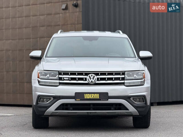 Серый Фольксваген Atlas, объемом двигателя 3.6 л и пробегом 129 тыс. км за 20350 $, фото 4 на Automoto.ua