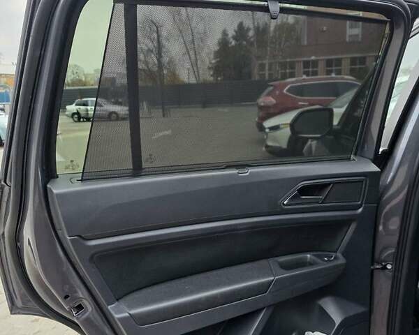 Серый Фольксваген Atlas, объемом двигателя 3.6 л и пробегом 132 тыс. км за 21000 $, фото 6 на Automoto.ua