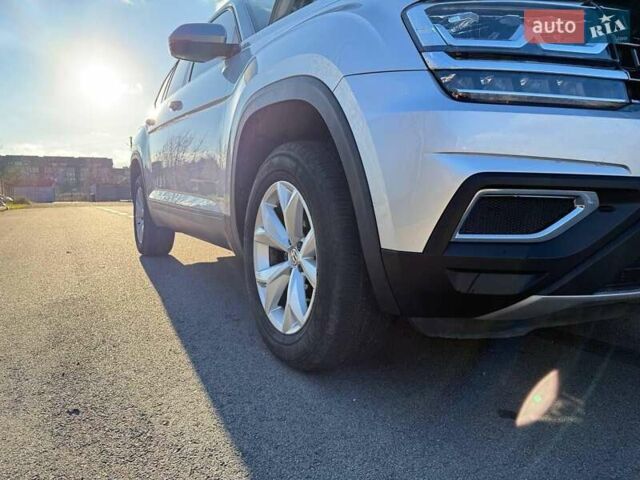 Серый Фольксваген Atlas, объемом двигателя 1.98 л и пробегом 132 тыс. км за 18100 $, фото 4 на Automoto.ua