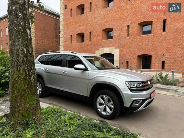 Серый Фольксваген Atlas, объемом двигателя 3.6 л и пробегом 176 тыс. км за 22500 $, фото 2 на Automoto.ua