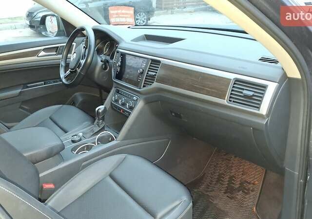 Серый Фольксваген Atlas, объемом двигателя 3.6 л и пробегом 47 тыс. км за 22500 $, фото 2 на Automoto.ua