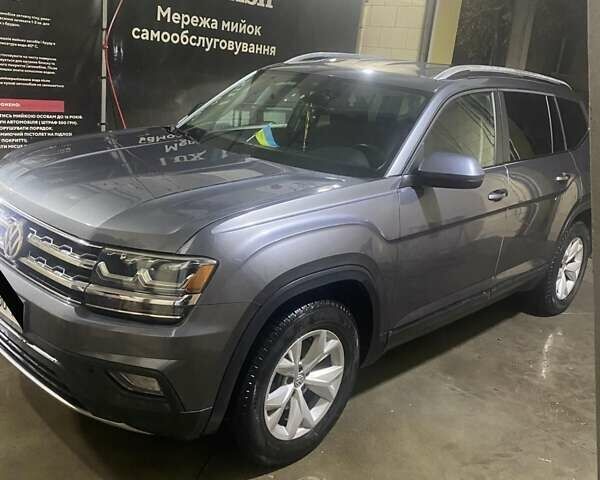 Серый Фольксваген Atlas, объемом двигателя 3.6 л и пробегом 98 тыс. км за 20500 $, фото 2 на Automoto.ua