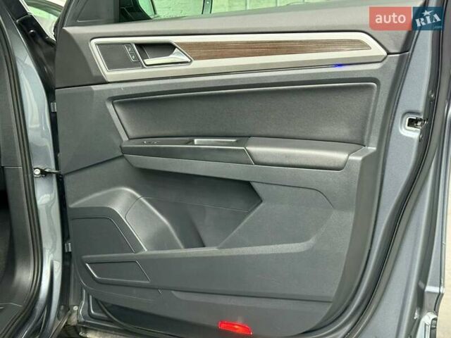 Серый Фольксваген Atlas, объемом двигателя 3.6 л и пробегом 59 тыс. км за 25700 $, фото 35 на Automoto.ua