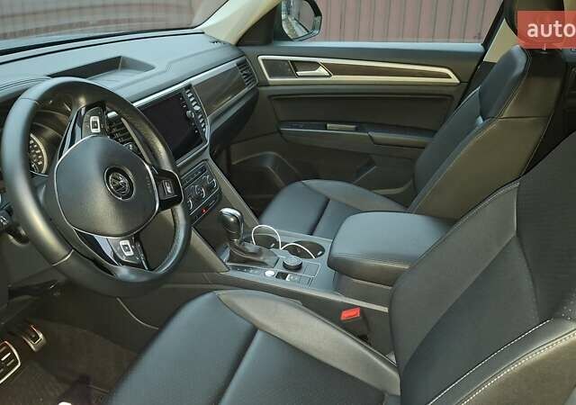 Серый Фольксваген Atlas, объемом двигателя 3.6 л и пробегом 47 тыс. км за 22500 $, фото 3 на Automoto.ua