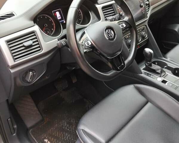 Серый Фольксваген Atlas, объемом двигателя 2 л и пробегом 87 тыс. км за 21400 $, фото 1 на Automoto.ua