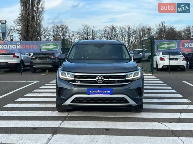 Сірий Фольксваген Atlas, об'ємом двигуна 3.6 л та пробігом 142 тис. км за 32999 $, фото 1 на Automoto.ua