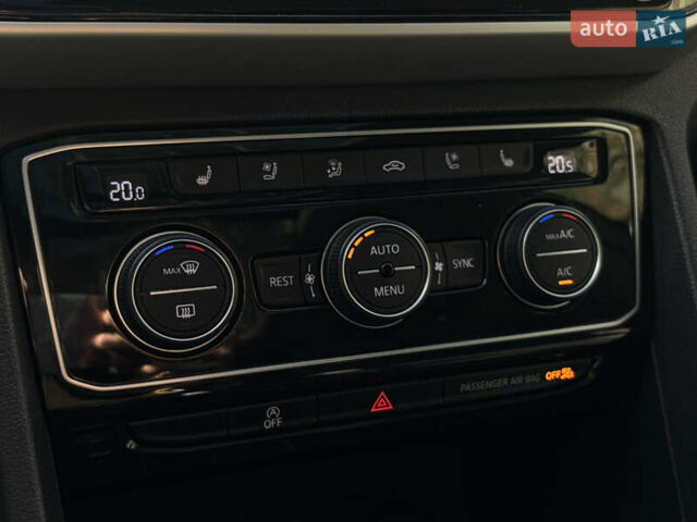 Сірий Фольксваген Atlas, об'ємом двигуна 3.6 л та пробігом 59 тис. км за 32999 $, фото 13 на Automoto.ua