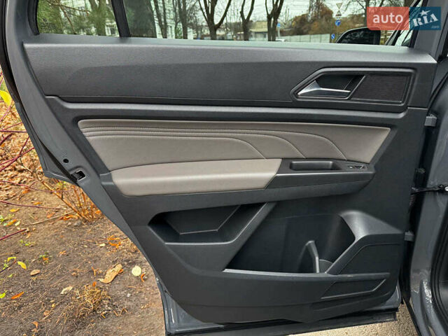 Серый Фольксваген Atlas, объемом двигателя 2 л и пробегом 23 тыс. км за 35590 $, фото 27 на Automoto.ua