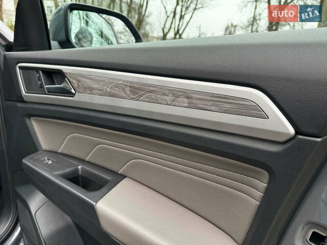 Серый Фольксваген Atlas, объемом двигателя 2 л и пробегом 23 тыс. км за 35590 $, фото 33 на Automoto.ua