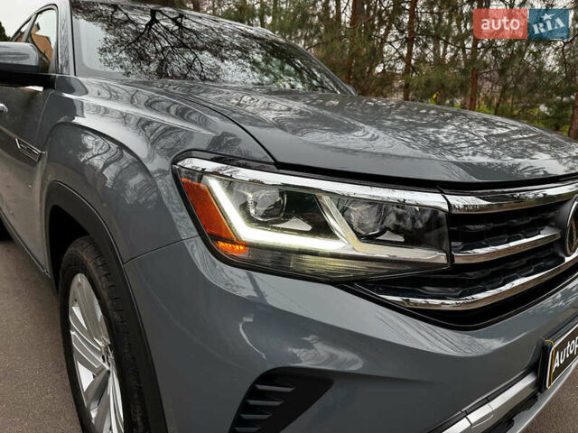 Серый Фольксваген Atlas, объемом двигателя 2 л и пробегом 23 тыс. км за 35590 $, фото 3 на Automoto.ua