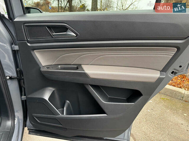 Серый Фольксваген Atlas, объемом двигателя 2 л и пробегом 23 тыс. км за 35590 $, фото 30 на Automoto.ua