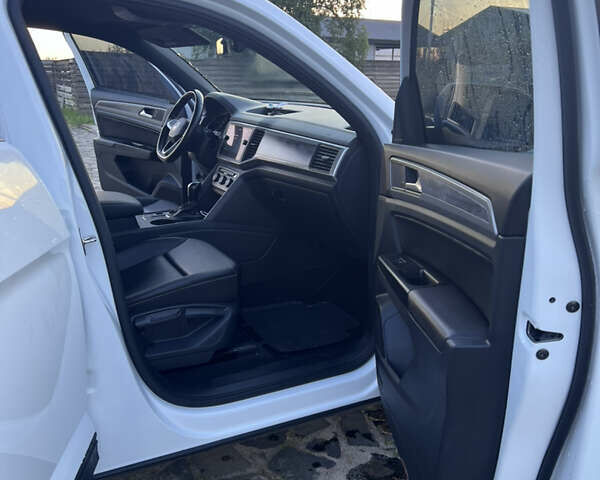 Білий Фольксваген Atlas Cross Sport, об'ємом двигуна 1.98 л та пробігом 52 тис. км за 26500 $, фото 6 на Automoto.ua