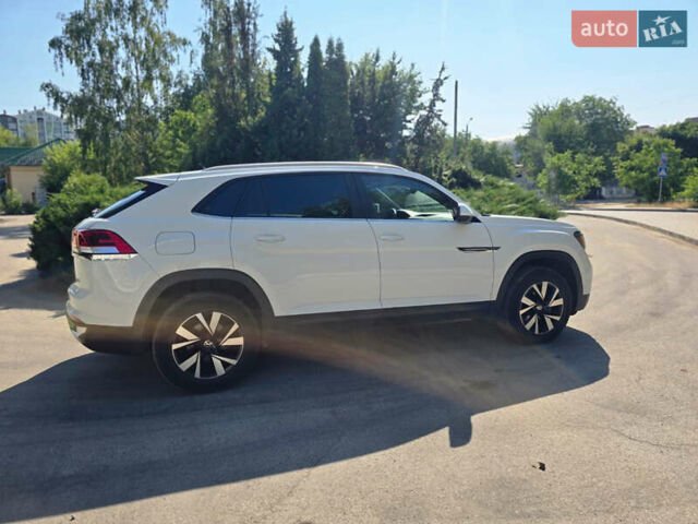 Белый Фольксваген Atlas Cross Sport, объемом двигателя 2 л и пробегом 121 тыс. км за 29450 $, фото 2 на Automoto.ua