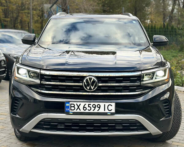 Черный Фольксваген Atlas Cross Sport, объемом двигателя 2 л и пробегом 121 тыс. км за 25950 $, фото 2 на Automoto.ua
