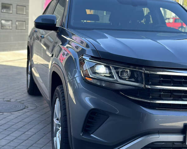 Серый Фольксваген Atlas Cross Sport, объемом двигателя 2 л и пробегом 36 тыс. км за 27900 $, фото 3 на Automoto.ua