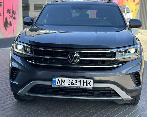 Серый Фольксваген Atlas Cross Sport, объемом двигателя 2 л и пробегом 36 тыс. км за 27900 $, фото 1 на Automoto.ua