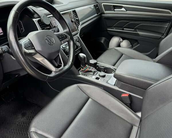 Серый Фольксваген Atlas Cross Sport, объемом двигателя 3.6 л и пробегом 155 тыс. км за 31400 $, фото 9 на Automoto.ua