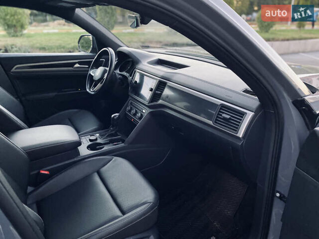 Серый Фольксваген Atlas Cross Sport, объемом двигателя 3.6 л и пробегом 86 тыс. км за 27000 $, фото 21 на Automoto.ua