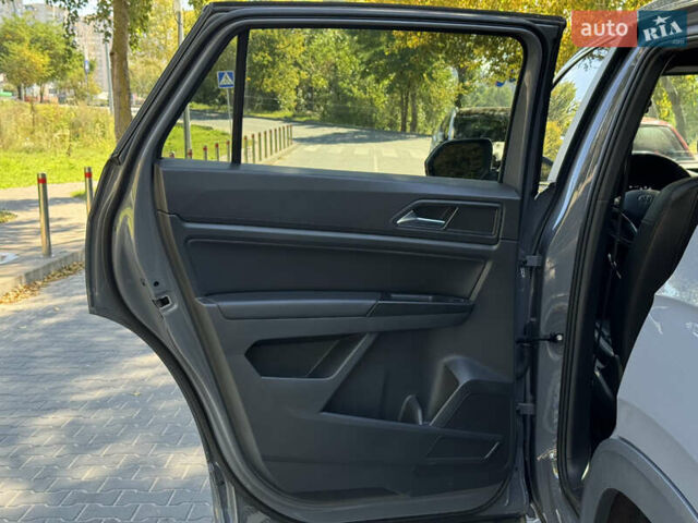 Серый Фольксваген Atlas Cross Sport, объемом двигателя 3.6 л и пробегом 52 тыс. км за 32499 $, фото 26 на Automoto.ua