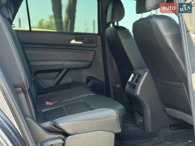 Серый Фольксваген Atlas Cross Sport, объемом двигателя 3.6 л и пробегом 56 тыс. км за 32000 $, фото 23 на Automoto.ua