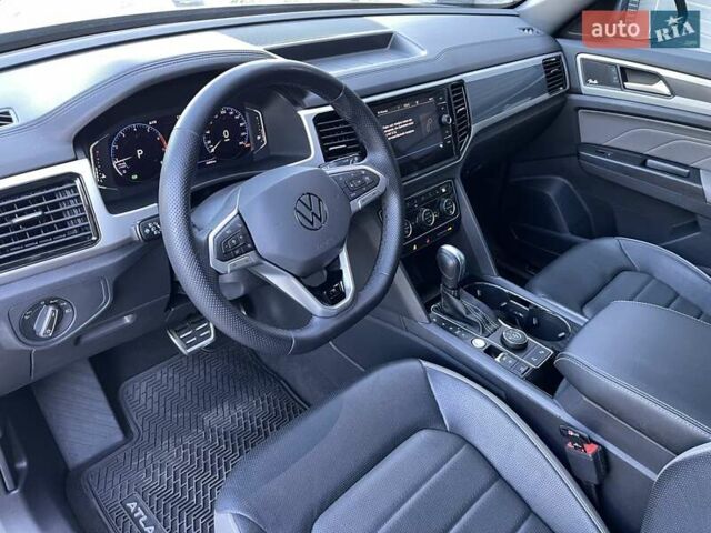 Серый Фольксваген Atlas Cross Sport, объемом двигателя 3.6 л и пробегом 22 тыс. км за 35000 $, фото 61 на Automoto.ua