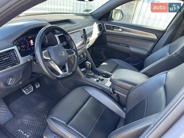 Серый Фольксваген Atlas Cross Sport, объемом двигателя 3.6 л и пробегом 95 тыс. км за 26000 $, фото 16 на Automoto.ua