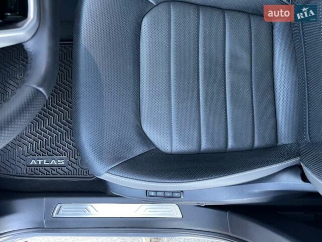 Серый Фольксваген Atlas Cross Sport, объемом двигателя 3.6 л и пробегом 22 тыс. км за 35000 $, фото 72 на Automoto.ua