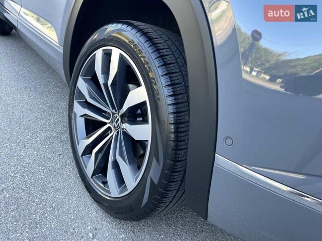 Серый Фольксваген Atlas Cross Sport, объемом двигателя 3.6 л и пробегом 22 тыс. км за 35000 $, фото 55 на Automoto.ua