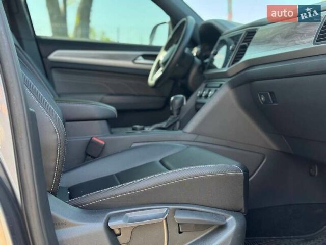 Серый Фольксваген Atlas Cross Sport, объемом двигателя 3.6 л и пробегом 56 тыс. км за 32000 $, фото 24 на Automoto.ua