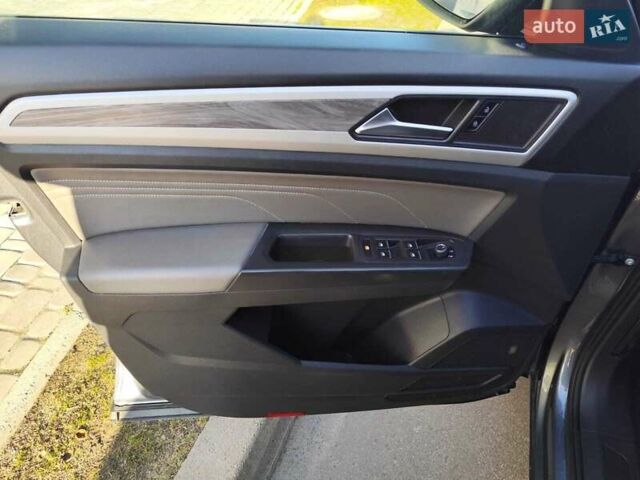 Серый Фольксваген Atlas Cross Sport, объемом двигателя 1.98 л и пробегом 46 тыс. км за 26790 $, фото 25 на Automoto.ua