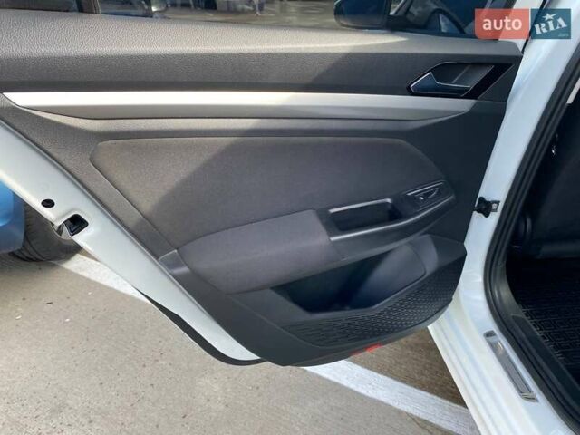 Белый Фольксваген e-Bora, объемом двигателя 0 л и пробегом 82 тыс. км за 13900 $, фото 16 на Automoto.ua