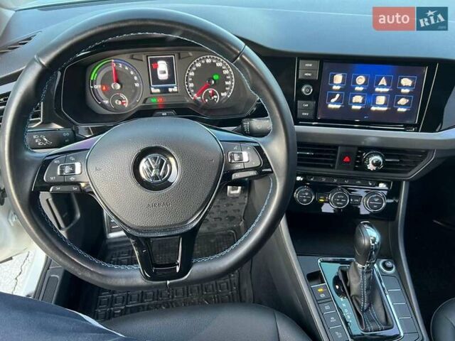 Білий Фольксваген e-Bora, об'ємом двигуна 0 л та пробігом 50 тис. км за 12900 $, фото 28 на Automoto.ua