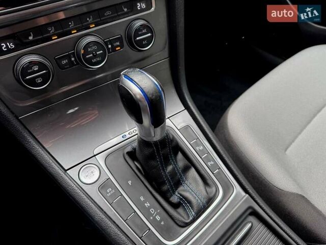 Белый Фольксваген e-Golf, объемом двигателя 0 л и пробегом 121 тыс. км за 8500 $, фото 32 на Automoto.ua