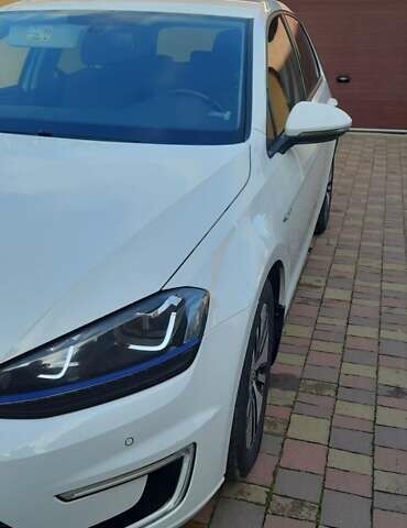 Белый Фольксваген e-Golf, объемом двигателя 0 л и пробегом 107 тыс. км за 8800 $, фото 1 на Automoto.ua