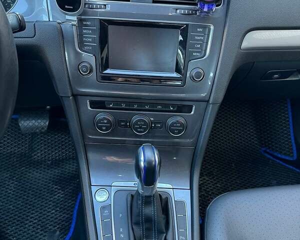 Белый Фольксваген e-Golf, объемом двигателя 0 л и пробегом 78 тыс. км за 10000 $, фото 14 на Automoto.ua